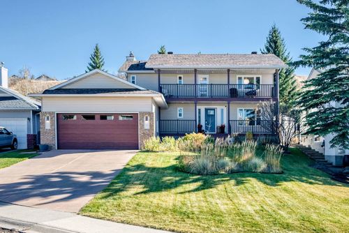 249 Chinook Dr, House with 4 bedrooms, 3 bathrooms and 4 parking in Cochrane AB | Card Image