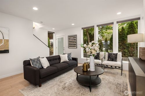 909 29th Ave S, Seattle, WA, 98144-3123 | Card Image