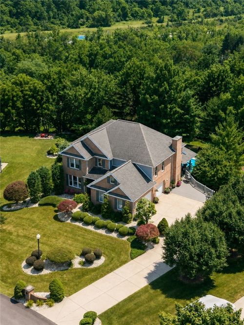 32 Hawthorne Ln, Irwin, PA, 15642-5703 | Card Image