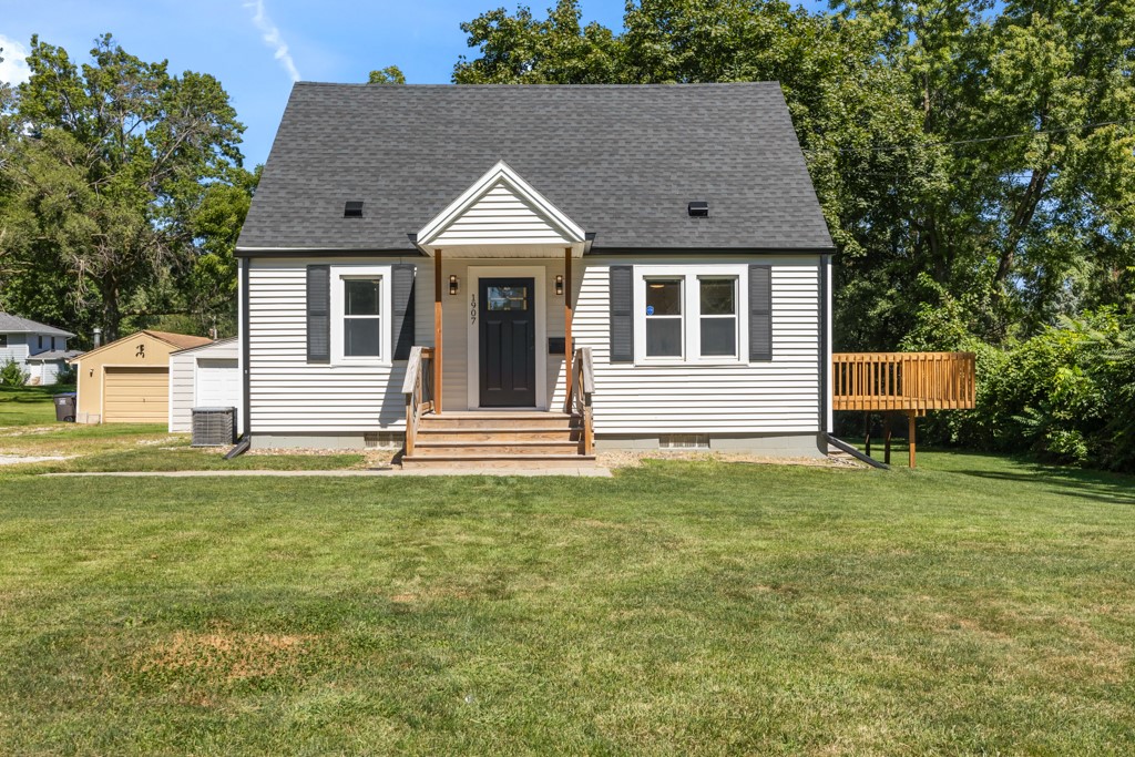 Southlawn Dr, Des Moines, IA 50315