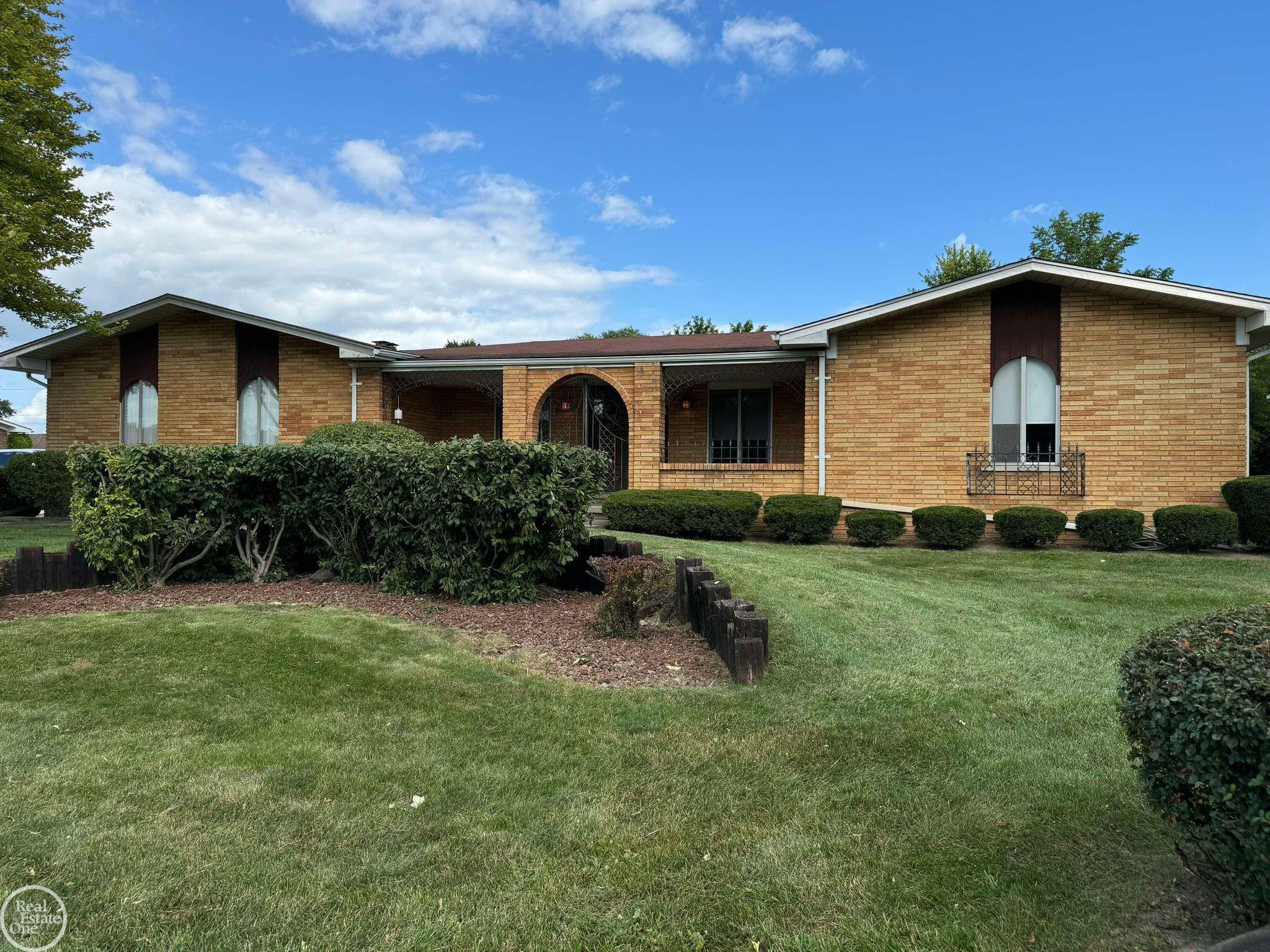 Morris Dr, Clinton Township, MI 48035