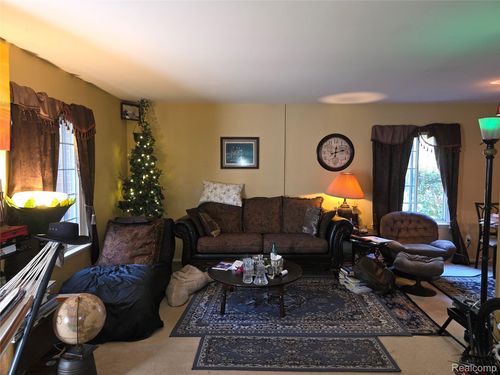 723 E Fox Hills Dr, Bloomfield Hills, MI, 48304-1307 | Card Image