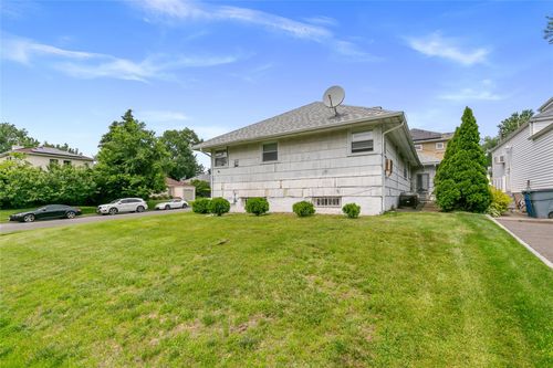11 Webb Hill Rd, Great Neck, NY, 11020-1118 | Card Image