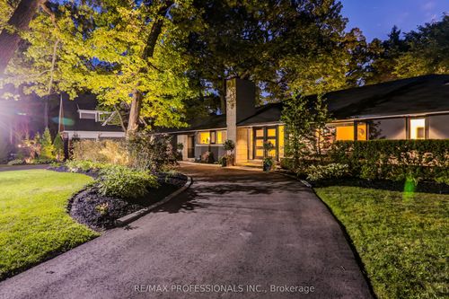 54 North Dr, Etobicoke, ON, M9A4P9 | Card Image