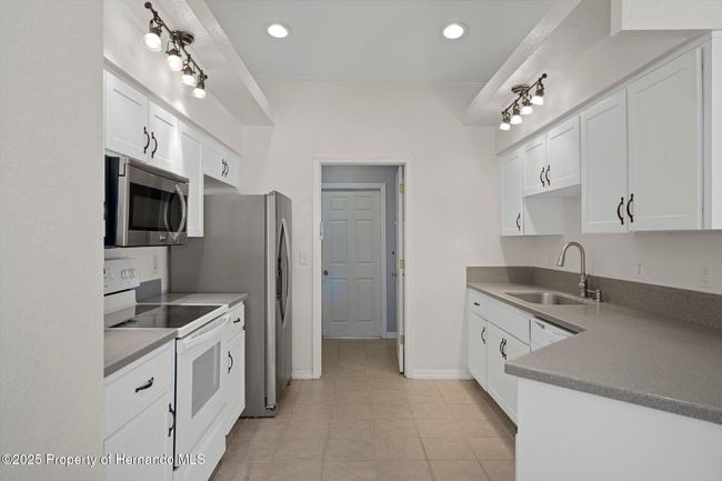 10101 Langan St, House other with 3 bedrooms, 2 bathrooms and null parking in Spring Hill FL | Image 15