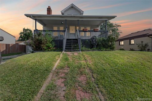 18635 Meier St, Roseville, MI, 48066-4871 | Card Image