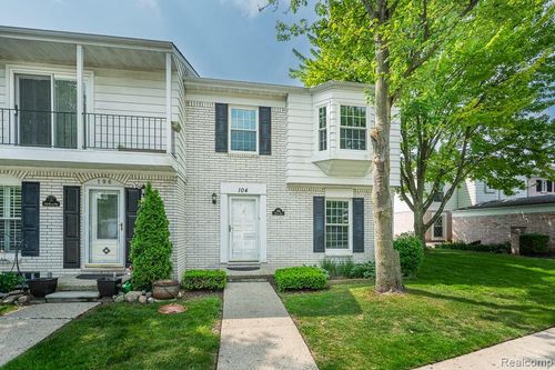 104 Manor Way, Rochester Hills, MI, 48309-2015 | Card Image
