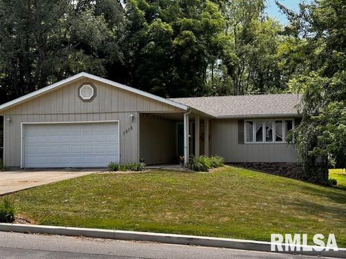 1415 E Sycamore St, Canton, IL, 61520-1526 | Card Image