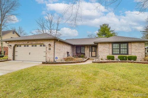 37 Lindenleaf Ln, Belleville, IL, 62223-7380 | Card Image