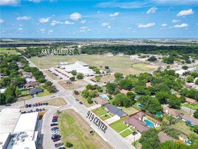 919 Center Street, House other with 3 bedrooms, 2 bathrooms and null parking in Lockhart TX | Image 2