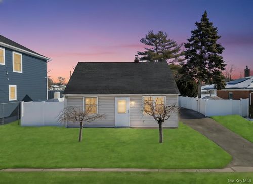 1333 5th Ave, Bay Shore, NY, 11706-4136 | Card Image