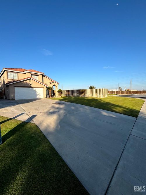 8400 Winlock St, Bakersfield, CA, 93312-4499 | Card Image