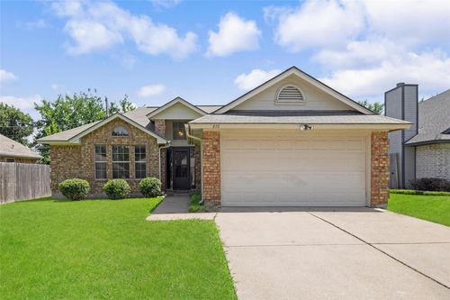810 Castleview Dr, Arlington, TX, 76001-7513 | Card Image