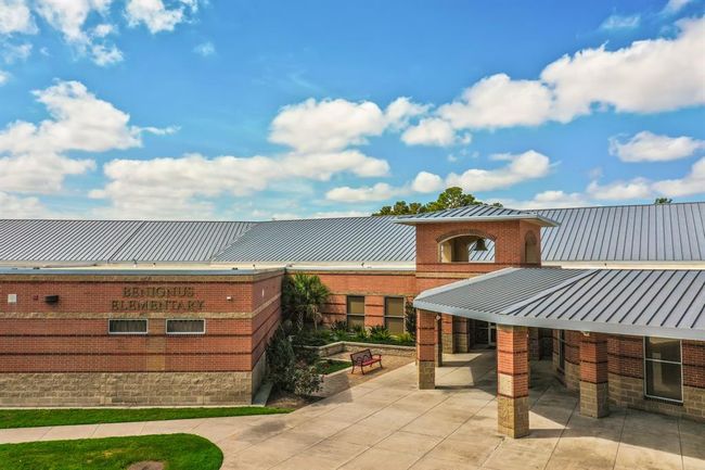 Benignus Elementary School, which is a part of the highly acclaimed Klein ISD, is located in the community directly at the corner of 2920 & TC Jester. Many children walk to school and the crossing guards are always there to assist! | Image 48
