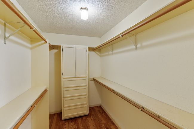 WALK-IN CLOSET | Image 24