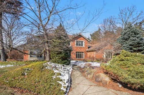 4280 Woodlands Ln, Orchard Lake, MI, 48323-1675 | Card Image