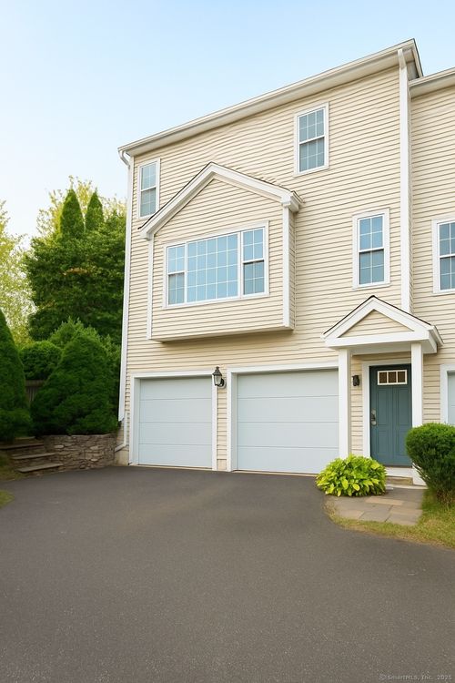 121-121 Warren Ave, Fairfield, CT, 06825-5427 | Card Image