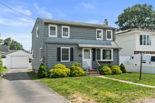 718 Elmwood Rd, West Babylon, NY, 11704-7118 | Card Image