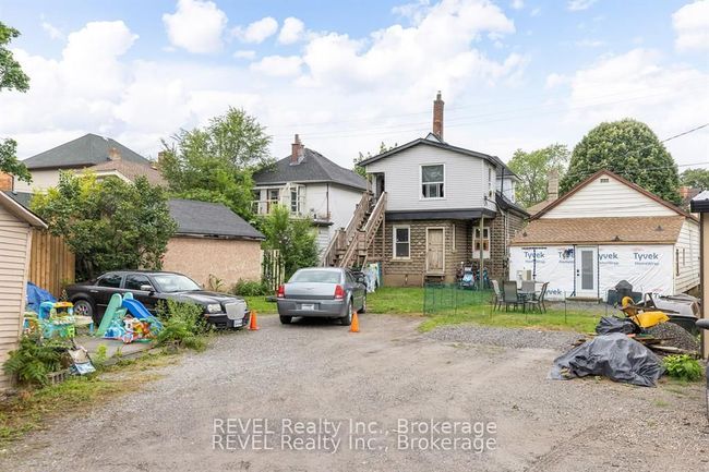 92 1/2 Welland Ave, Home with 3 bedrooms, 2 bathrooms and 2 parking in Saint Catharines ON | Image 10