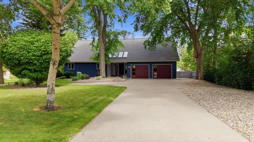 111 15th Ave Ne, ABERDEEN, SD, 57401-2020 | Card Image