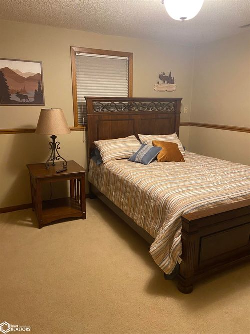 1131 15th St Ne, Mason City, IA, 50401-1421 | Card Image