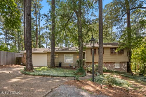 2115 Meadowbrook Rd, Jackson, MS, 39211-6530 | Card Image