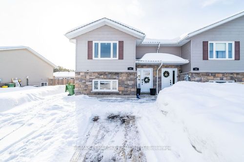 11 William Thomas Dr, Petawawa, ON, K8H0C3 | Card Image