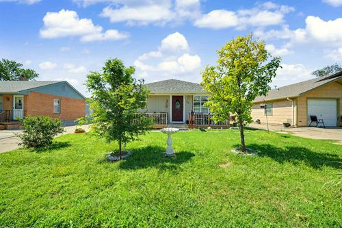 506 E Bond St, Salina, KS, 67401-4917 | Card Image