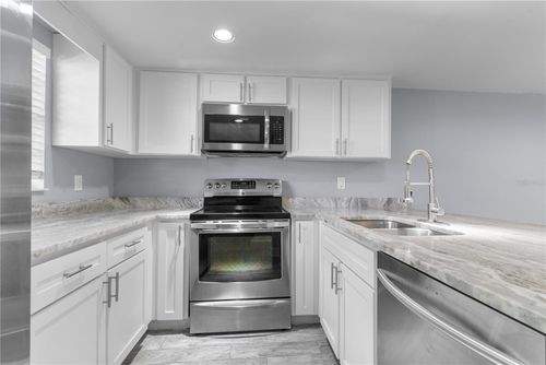 10132 Lake Oak Cir, TAMPA, FL, 33624-5214 | Card Image