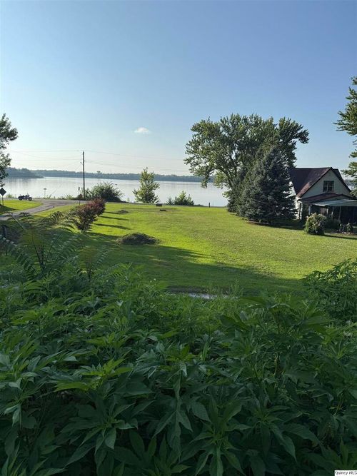 600 E 1st St, Dallas City, IL, 62330-1008 | Card Image