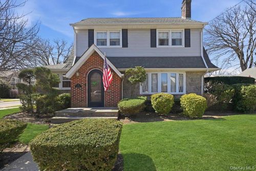 38 Pine Ave, Floral Park, NY, 11001-2321 | Card Image