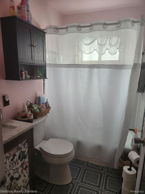 8204 Flamingo St, Westland, MI, 48185-7135 | Card Image