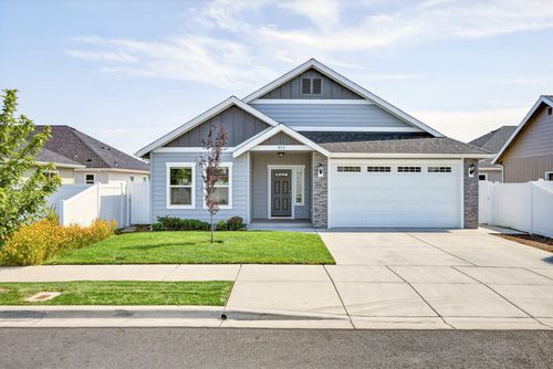 973 Sw Blackberry Ln, Grants Pass, OR, 97527-5553 | Card Image