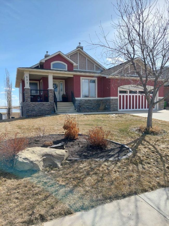 627 Boulder Creek Drive Se, Home with 3 bedrooms, 2 bathrooms and 4 parking in Langdon AB | Image 2