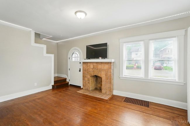 3933 Vine St, House other with 2 bedrooms, 2 bathrooms and null parking in Cincinnati OH | Image 4