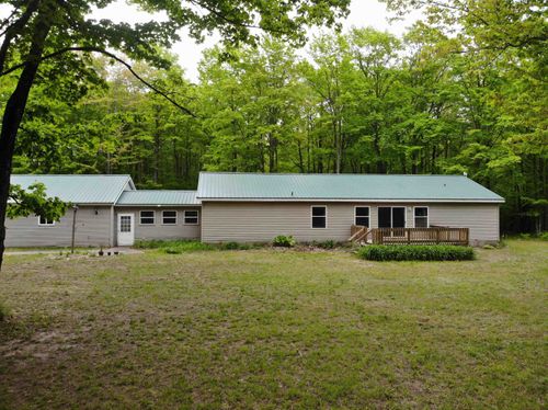 135 Montgomery Rd Sw, South Boardman, MI, 49680-9583 | Card Image