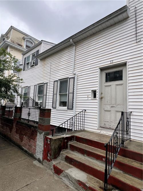 32 Almy St, Providence, RI, 02909-1630 | Card Image