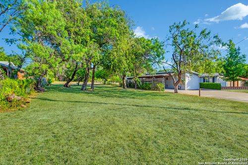 249 Bobbies Ln, San Antonio, TX, 78201-1829 | Card Image