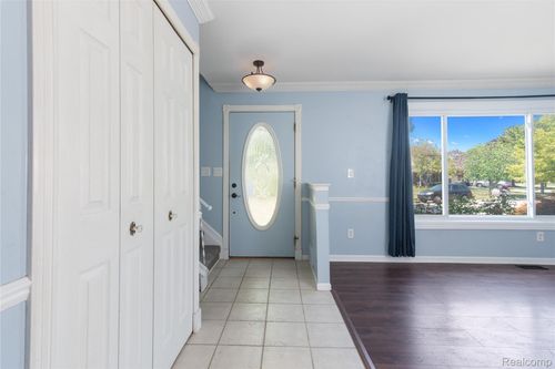19104 Arlington Dr, Woodhaven, MI, 48183-4308 | Card Image