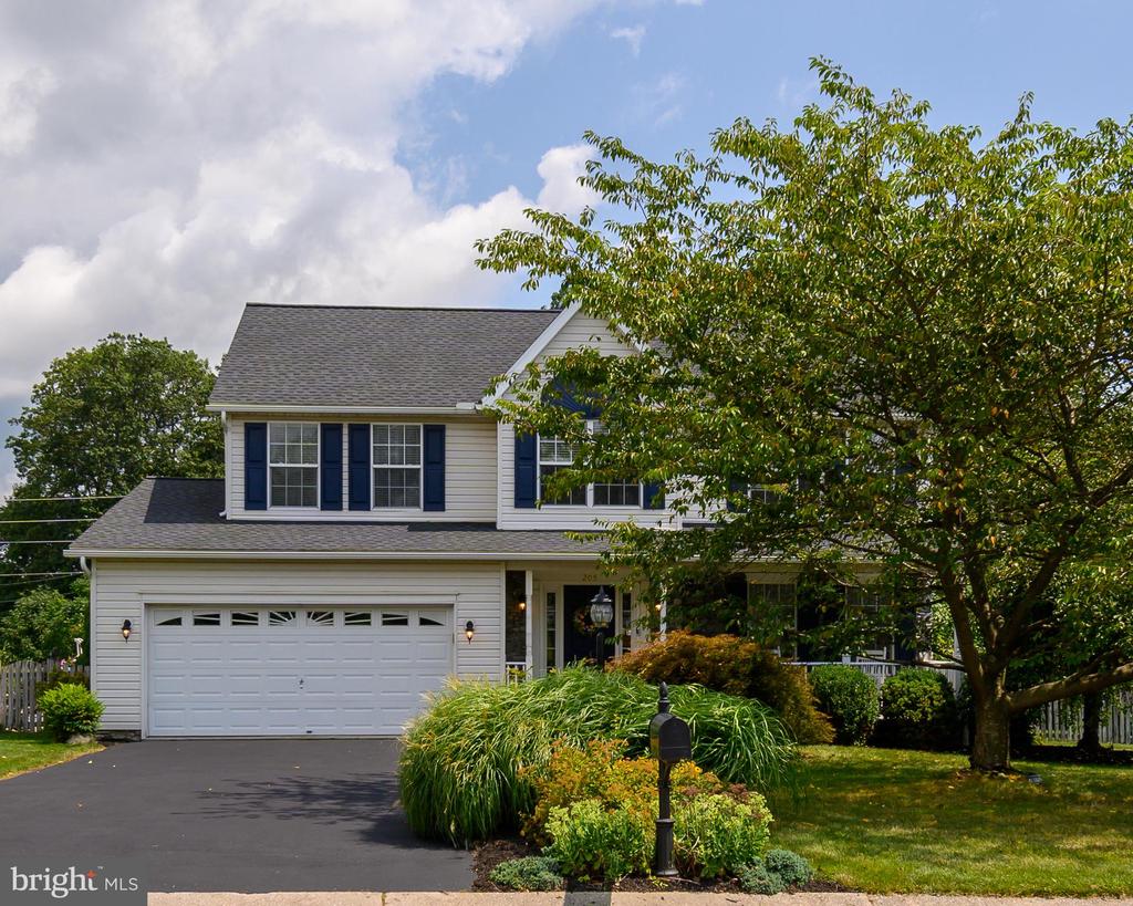 Throttle Ct, Stewartstown, PA 17363