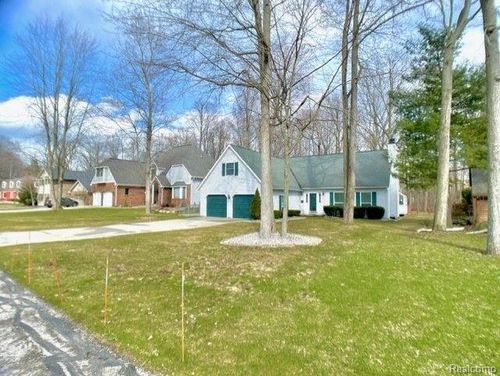 3686 E Surrey Ln, Fort Gratiot, MI, 48059-4087 | Card Image