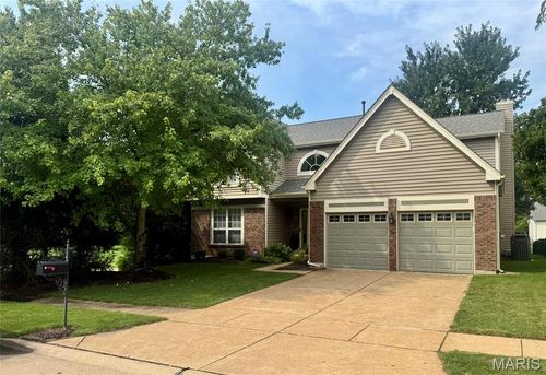 2811 Barrett Pines Ln, Ballwin, MO, 63021-3813 | Card Image