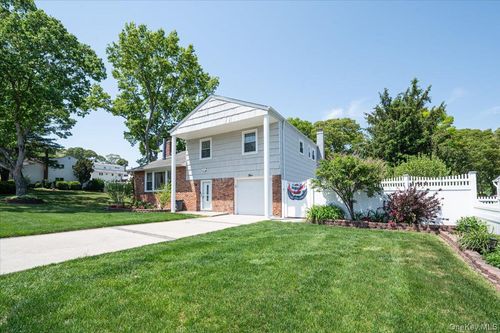 5 Spruceton St, Selden, NY, 11784-2805 | Card Image