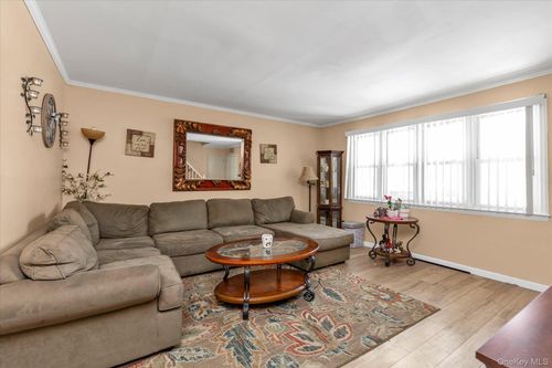 2272 Oxford St, East Meadow, NY, 11554-2534 | Card Image