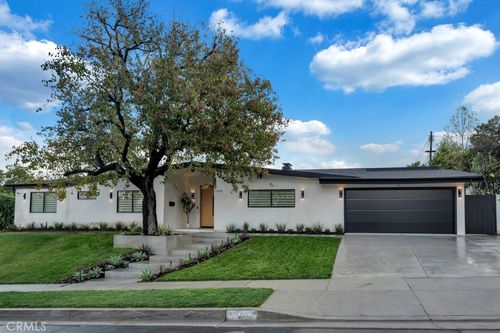 5330 Dubois Ave, Woodland Hills, CA, 91367-6018 | Card Image