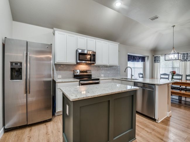 Kitchen with an island | Image 9