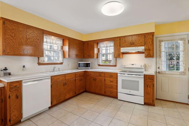 Plenty of counter space | Image 12
