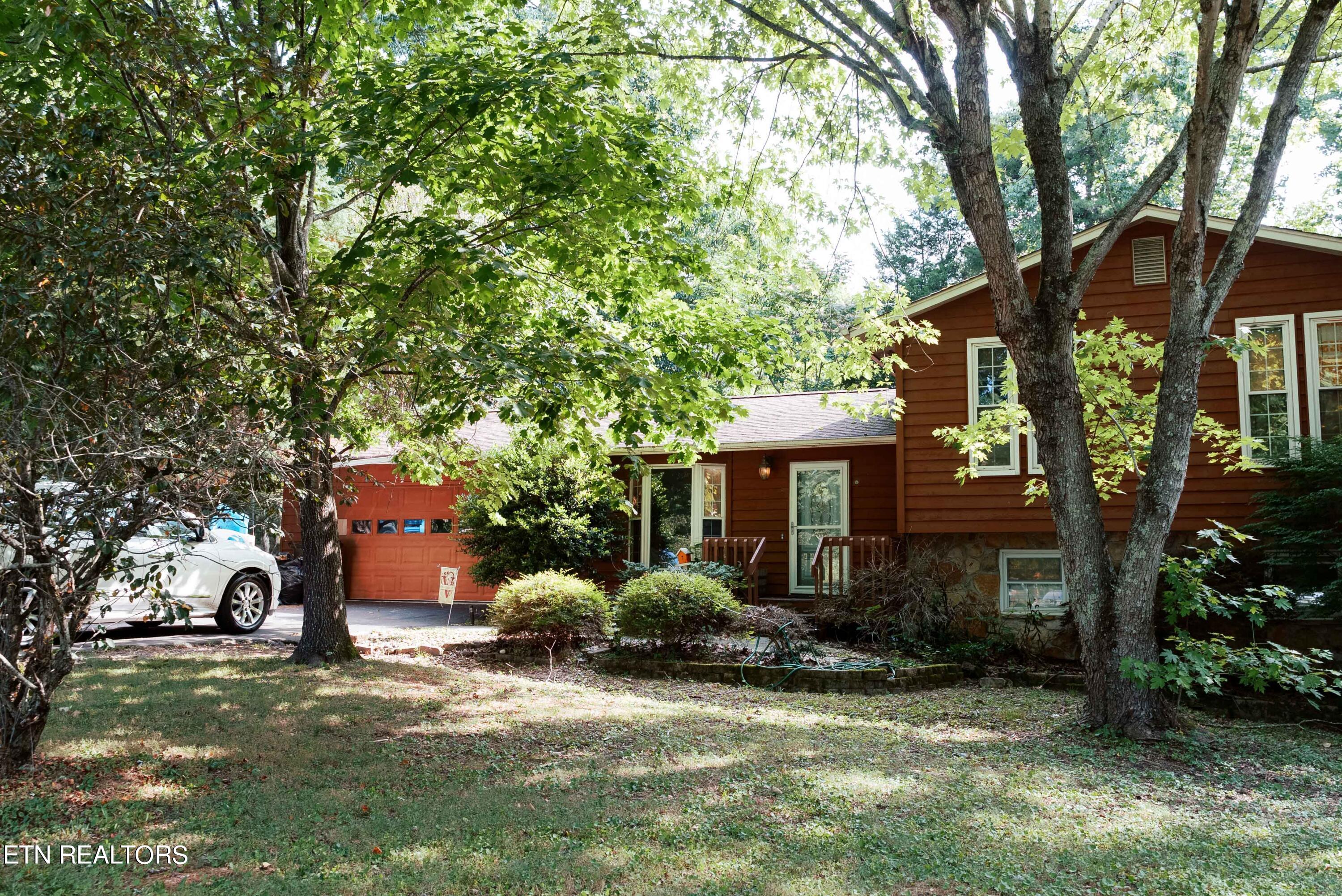 Oak Creek Ln, Knoxville, TN 37932