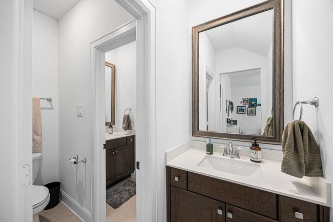 Hollywood bath with great storage. | Image 40