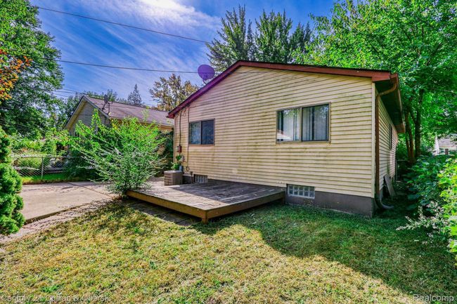 18949 Kenosha St, House other with 3 bedrooms, 2 bathrooms and null parking in Harper Woods MI | Image 17